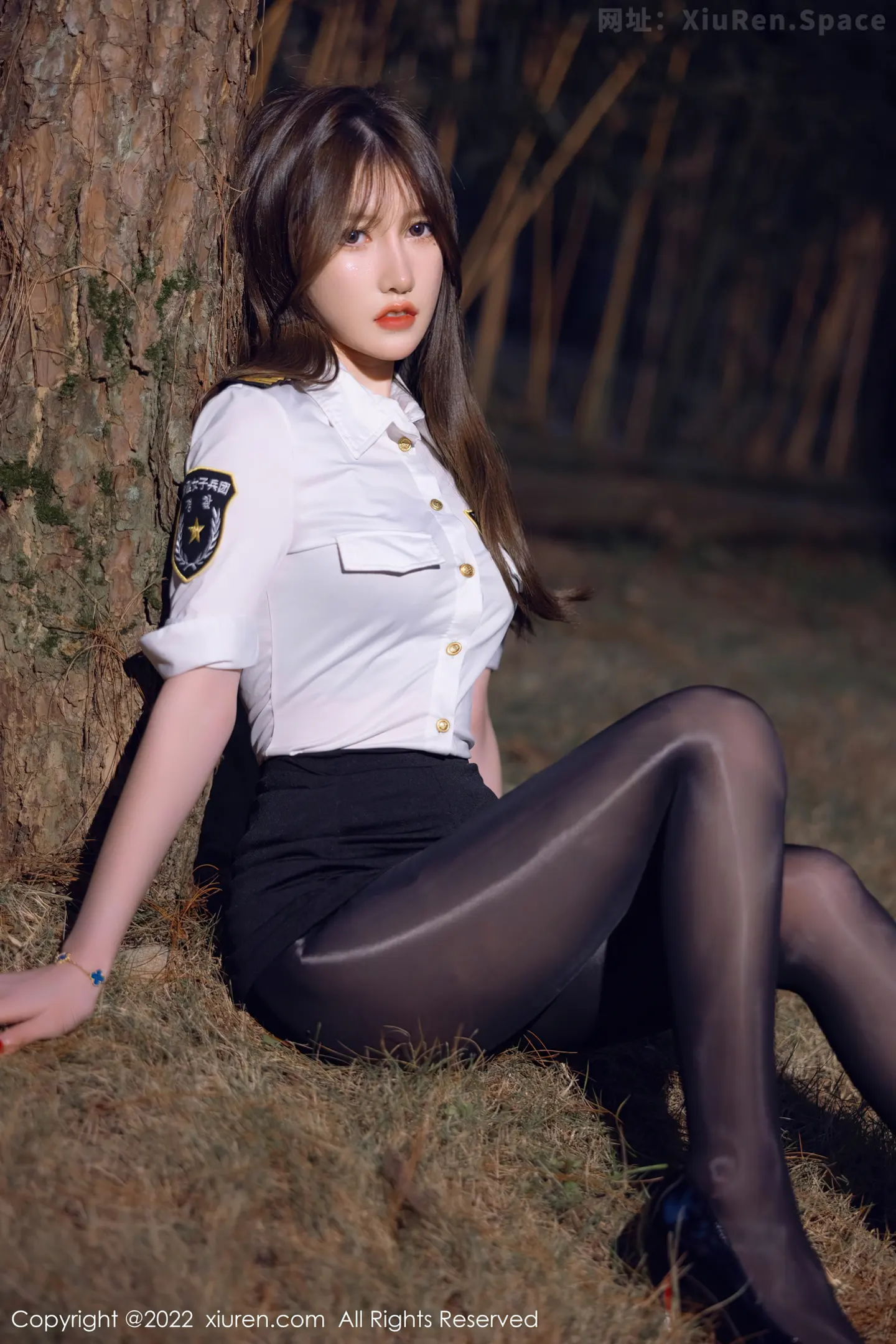 图片[3]-[XiuRen秀人网]VOL.4492 模特美桃酱户外夜晚树林+私房床上性感女兵制服配黑丝诱惑写真56P-秀人网官方网站